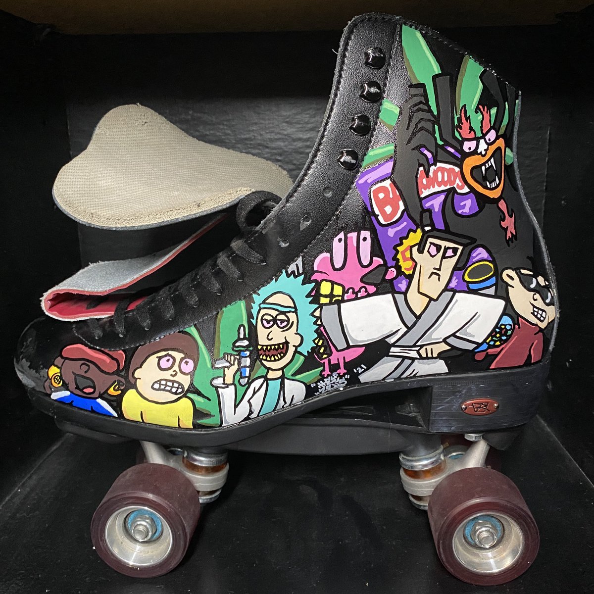  FINALLY DONE! Thank you so much  @okaymaal for trusting me to bring your vision to life! I had so much fun painting these nostalgic skates! Process photos will be in the thread below 