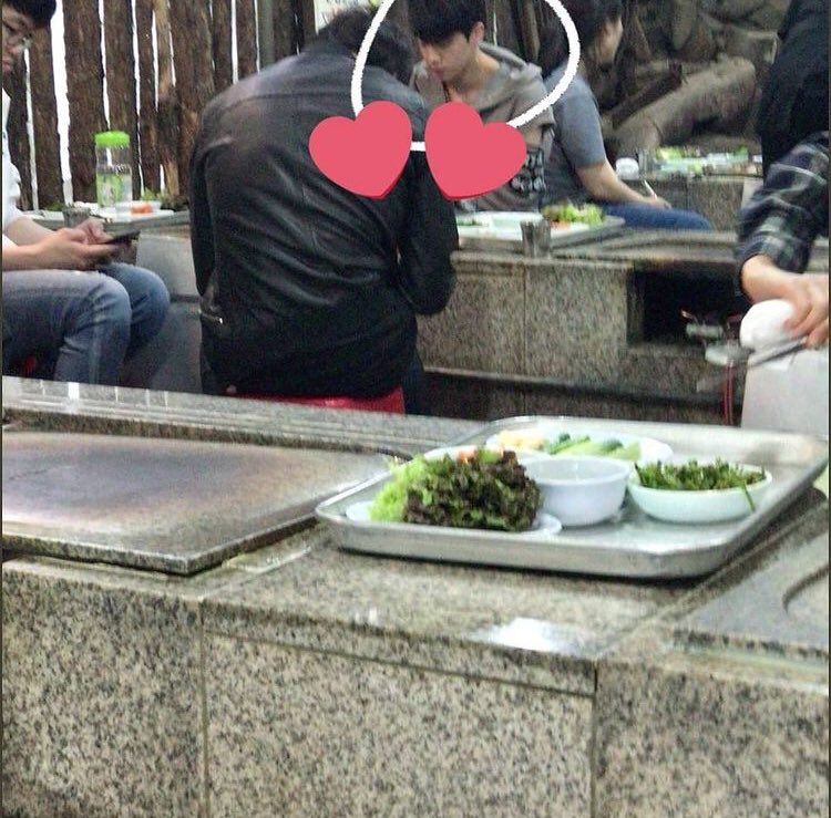 Seokjin ve Jungkook 2018 yılının Mayıs ayında birlikte yemeğe çıkmışlar. Fotoğrafı çeken kişi restoranda çalışan biriymiş ve onları birlikte yemek yerken bulduğunu söylemiş 👬💙