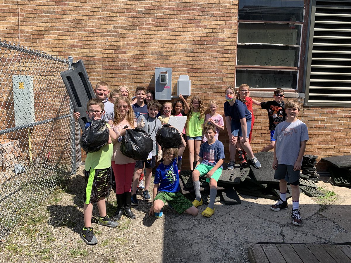 MrsCwhaley's tweet photo. We cleaned up the playground today! https://t.co/q5cwfFVDdS