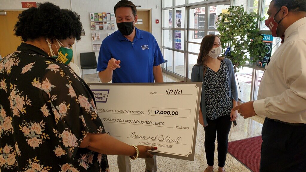 ggfay's tweet photo. Thank you @brwncald @louisvillemsd for an amazing donation to @Engelhard_Elem. The new electronic sign will streamline communication with our families and the community. #grateful https://t.co/aLydlURqBa