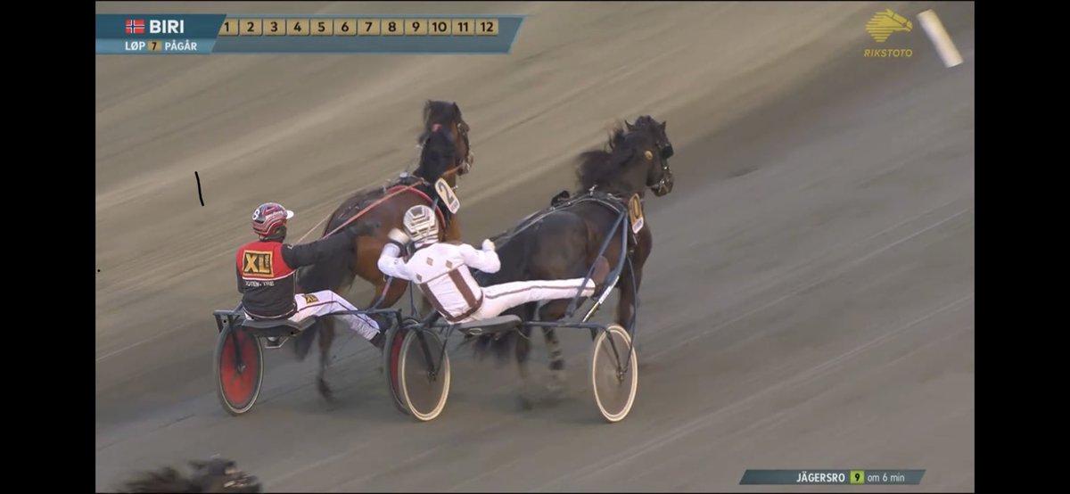 evertom72's tweet image. Sånn skal travsport selges inn til folket💥🐴💥 Nydelig levert av @raaumror  og @VemundMadsen Gratulerer igjen Lars,hest o kusk stråler👌