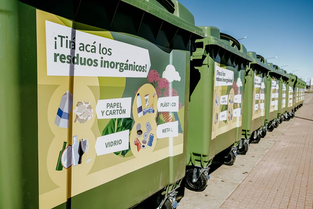 CentroVerdeMuni's tweet photo. ¿Cómo cuidar los contenedores? 

Nuestros contenedores son de PEAD (Polietileno de Alta Densidad) y además son ignífugos. 
Transportables con ruedas para mayor facilidad de los recolectores y tienen una tapa que se abre y se cierra manualmente. https://t.co/Oo8IRqCkqI