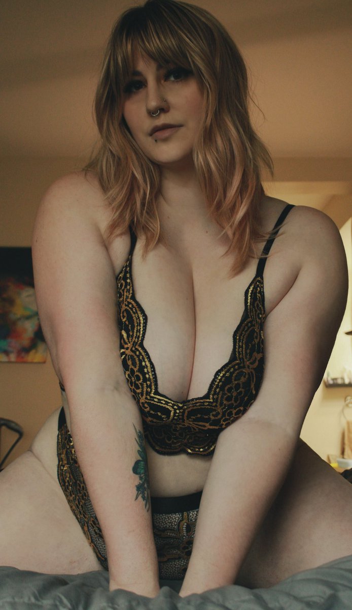 AryaStorm2's tweet photo. Someone come kiss me 
#kiss #onlyfans #curvywoman #girlswhokissgirls #altgirls #thick #goddess #mistress #domme #yesdaddy #paypig #hotgirlsummer #PhattAss https://t.co/x3TYARnAg3