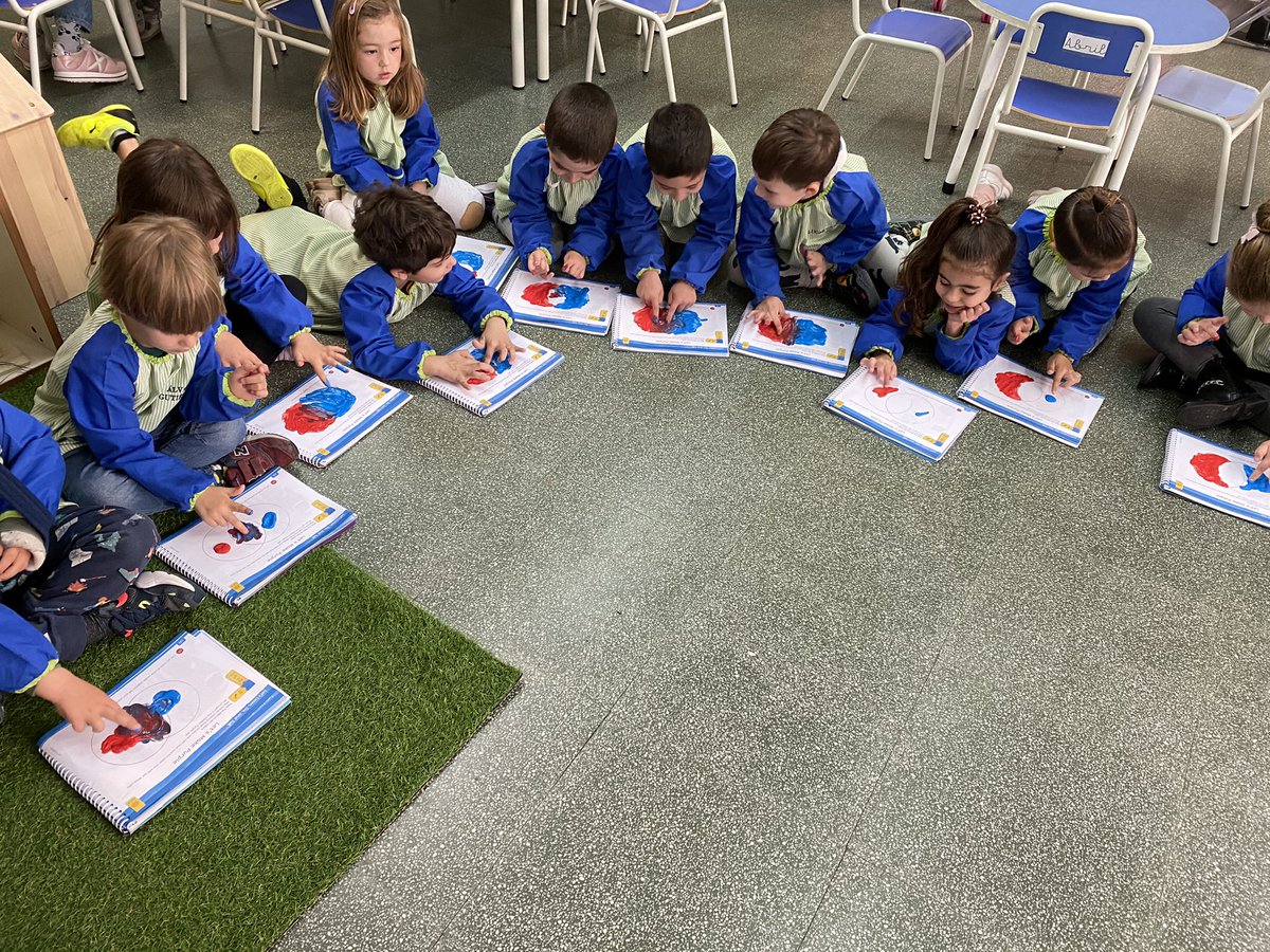 GeorginaMDC's tweet photo. P4A English time: aprenem que barrejant el red color i el blue color aconseguim el PURPPLE color 🍆🍇☂️💜@escolamdcprat https://t.co/NIJLlB2zyE