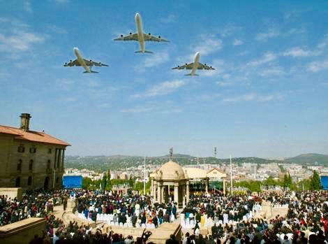 10/. Just after Mandela was sworn in came a moment that still gives me goosebumpsJets & helicopters flew low over the crowdInstinctively we flinched, but then it dawnedThe military - & the State - were no longer enemies of the people: they belonged to the people  #FreedomDay