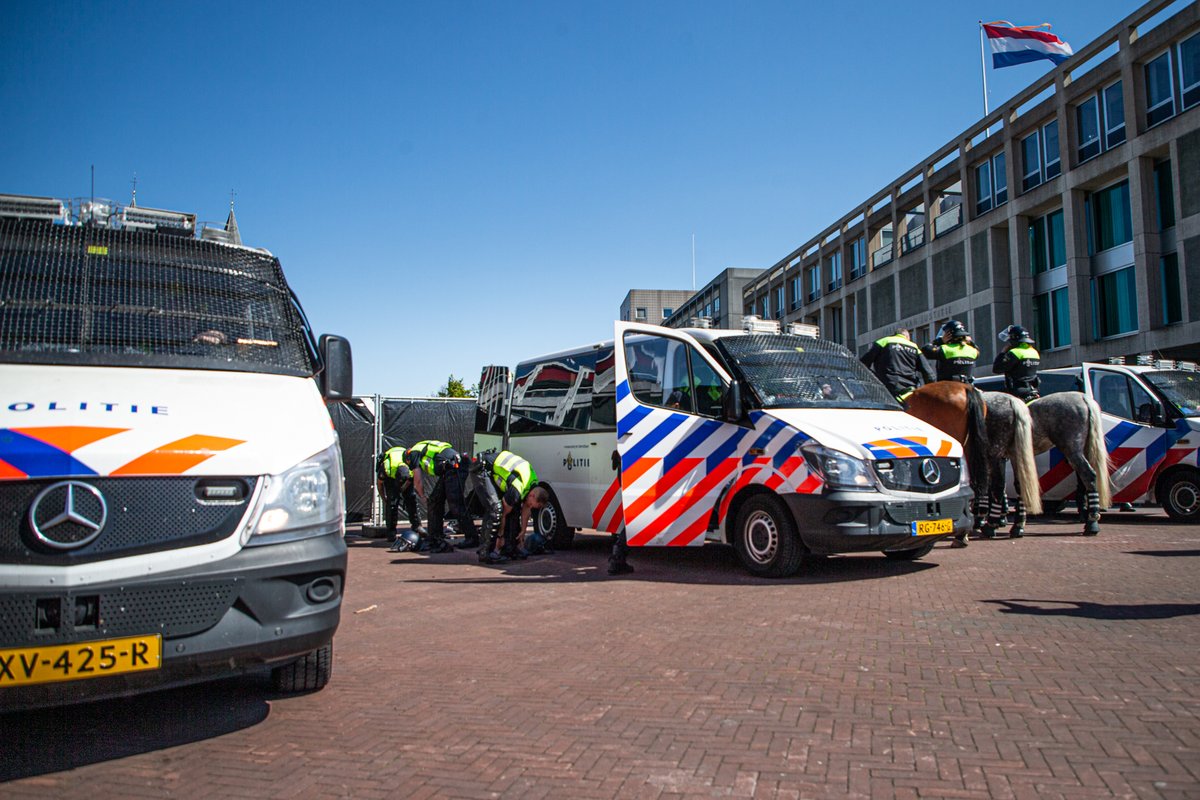 Respectvolle en professionele inzet van de Politie vandaag in Arnhem tijdens de demonstratie van de groep Nederland in Verzet.