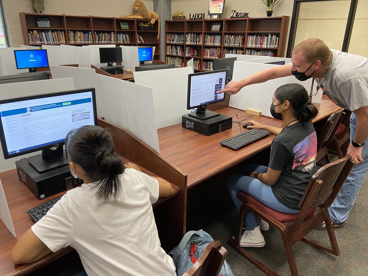 Ms. Gomez’ classes are checking out books today and Mr. Keeton’s classes  are doing research at the lab. It’s been a great day in the library! ✨📚 #BeEliteWMS