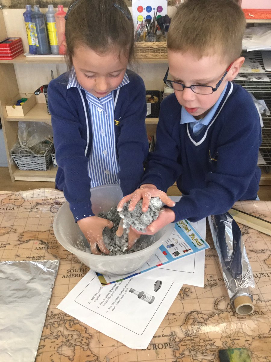 stpeters2_8's tweet image. Did you know the first paper was made in China? We have had a go at making our own version this week adding blossom and flowers for decoration. 🌸  🌺 #year1provision #miniscientists @StPetersYork