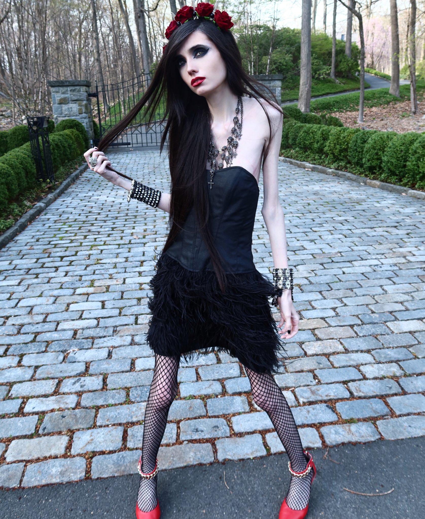 Eugenia Cooney on X: 🌹☠️ theres no rose without thorns ☠️🌹  t.coyse7RETfuJ  X