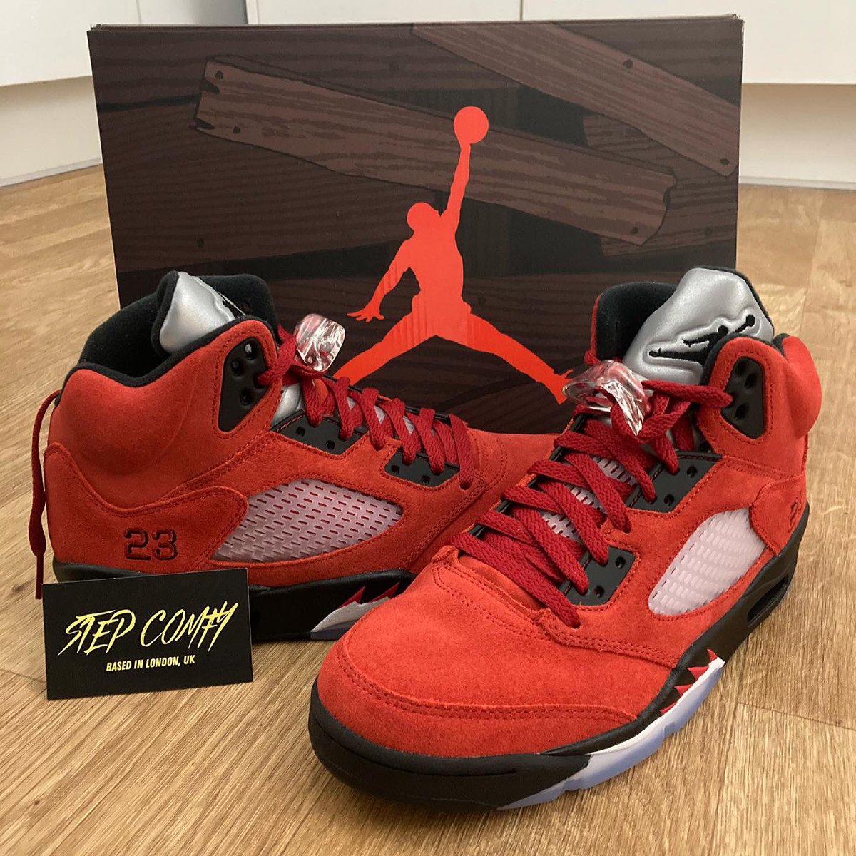 StepComfy's tweet photo. KOTD🩸 #kotd #jordan5 #ragingbulls #wholelottared #angerissues #stepcomfy https://t.co/5tp3r2L1Qw