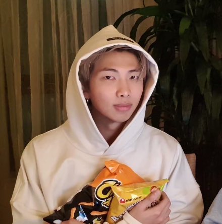 We're also going to add the other members having some snacks (while being total snacks themselves)  #Dynamite  #FaveChoreography  #iHeartAwards  @BTS_twt
