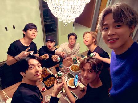 I love watching them eat  and I adore it when they share their meals with us! I always say I could watch them eat all day.  #BTSARMY    #BestFanArmy  #iHeartAwards  @BTS_twt