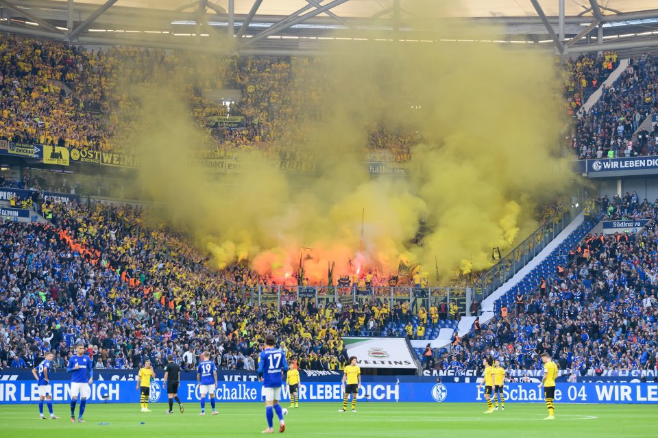 [THREAD] - Dortmund (Schwarz-Gelben) et Schalke (Die Königsblauen), la grande rivalité et son histoire. Écrit par :  @ImReuSNKS Avec l’aide de :  @YacoubaSg Deuxième thread, on espère qu’il vous plaira. N’hésitez pas à nous faire des retours. 