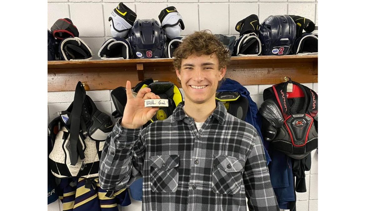 Grayden Daul scored his First NAHL Goal to tie the game and send into OT! Way to Go @graydendaul ! 
CONGRATULATIONS from Everyone at Goodman Elite! 🏒💥

#Janesvillejets #NAHLhockey #WisconsinHockey #goodmanelite #hardworkpaysoff💪