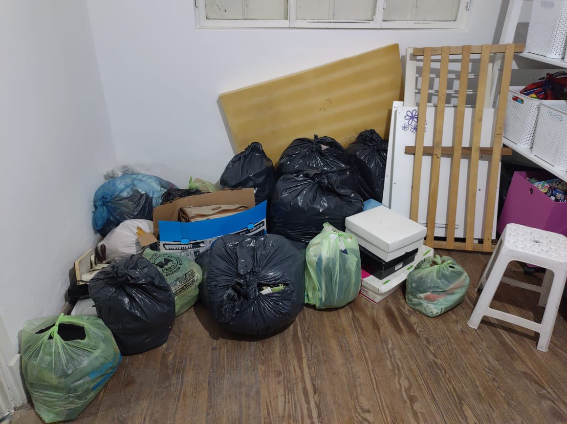 Fundacion_AS_'s tweet photo. 🙌🏻Hoy avanzamos mucho✨Seguimos ordenando las donaciones de ropa de abrigo, calzado y mantas que recibimos🌈Tenemos trabajo para mañana♥️😊 Gracias por ayudarnos a ayudar, somos alguien como vos @fed662 @DanielaSantan @patricianortiz1 https://t.co/eJk4YrnxAc