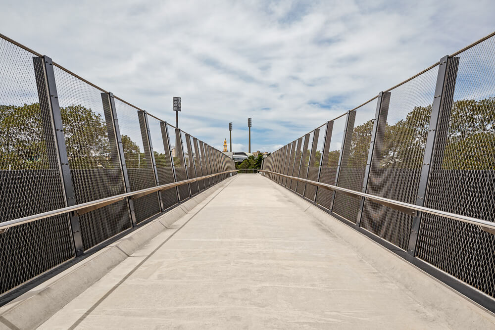 TensileAust's tweet image. Building barriers on bridges over busy roads comes with many challenges. Read about the safety considerations and what goes into building barriers for footbridges
tensile.com.au/barrier-consid…
#Tensile #StainlessSteel #SteelCable #TensileArchitecture #bridgesafety #bridgedesign
