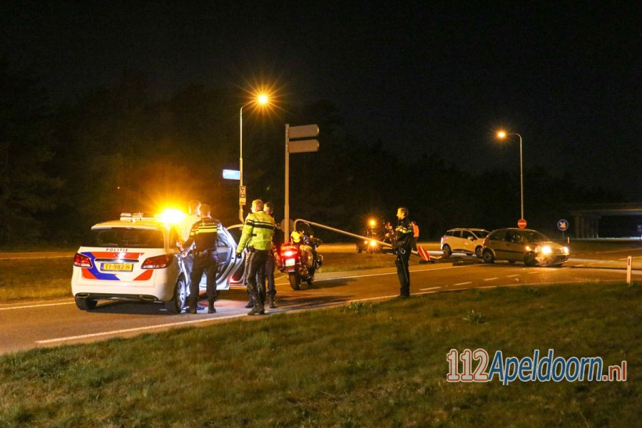 Automobilist rijdt lantaarnpaal uit de grond en verstopt zich in de bosjes. 112Apeldoorn.