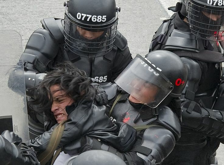 esnyxcopy91's tweet photo. ⚠️HILO INFORMATIVO IMPORTANTE 28A⚠️
¿CUÁLES SON TUS DERECHOS? 
COSAS QUE DEBES SABER EN CASO DE IR A PROTESTAR. 
#ParoNacional28A #NoALaReforma
compartan para que llegue a más gente
cc. https://t.co/06OGjW9seC https://t.co/PLfZPx5j9L