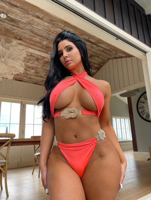 I&rsquo;m a genie in a bottle you gonna rub me the right way? https://t.co/cWJvQiH0xl