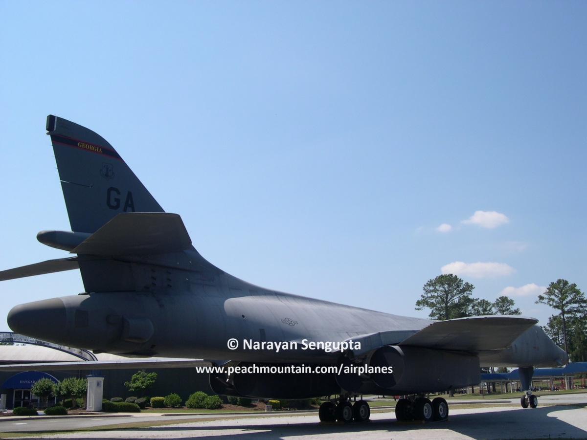 5/ 100 B-1B Lancers built 1984-1988. 10 lost. 17 men killed. Several B-1Bs on display. Gratuitous photos:  @KitsAndCoffee  @Burntime0101  @Robofemoid  @MorrisKarlen  @PattonBattalion  @09EA63  @RentmeisterMarc  @tutorcambodia  @tanksenc @bobsonthompson  @sitnikov_94