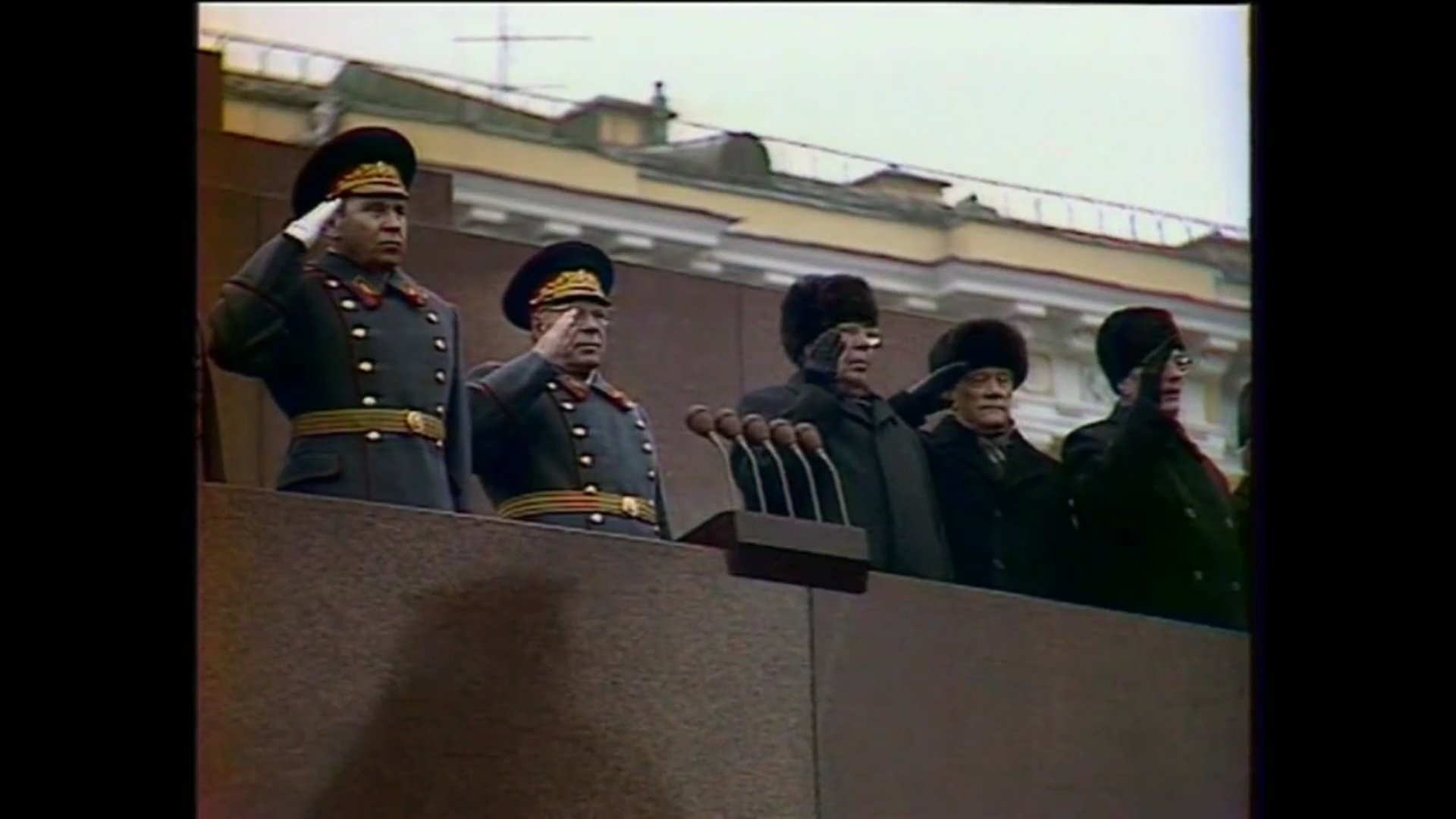 一般路过而已 ソ連10月革命64周年 1981年 記念軍事パレードのソ連指導者たち 左から右へ ソ連軍参謀総長 国防第一次官 ニコライ オガルコフ元帥 国防相 ドミトリー ウスチノフ元帥 書記長 レオニード ブレジネフ 閣僚会議議長 ニコライ チーホノフ