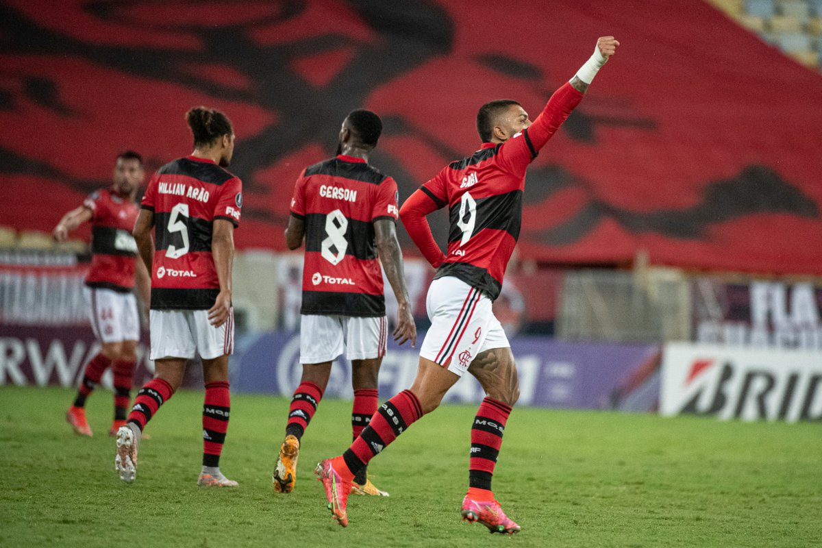 Flamengo's tweet photo. MERCADO LIVRE DE GOLS PARA O GABI!

💪❤️🖤 

📸 Alexandre Vidal e Marcelo Cortes

#VamosFlamengo #CRF https://t.co/3SIGg1jMdn