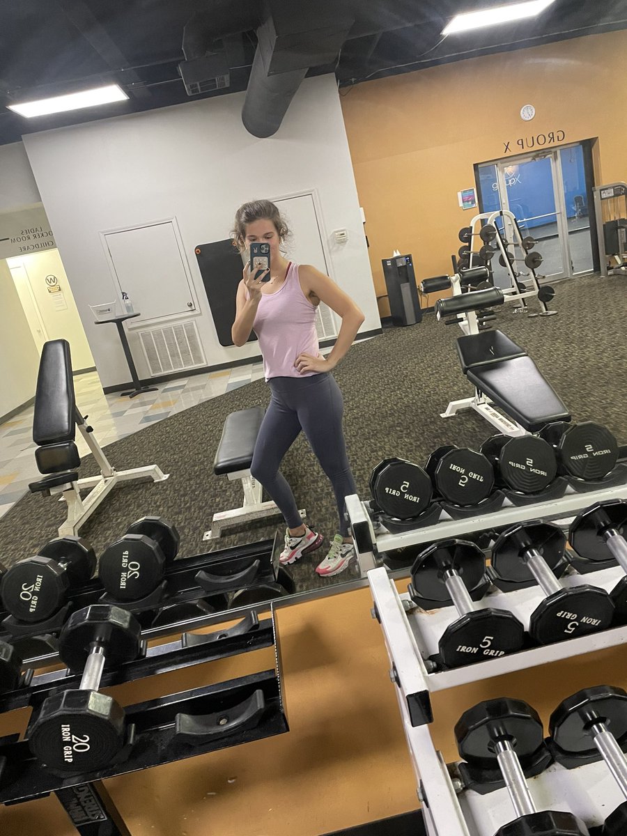 victoria_kenn's tweet photo. This isn’t something that I normally do, but here are my 6 week progress pics :) I’ve never made it this far with a workout plan so I’m proud of myself🙈 my lbs remain the same, but my muscle definition is becoming more prominent & the inches are going down! #ScrewTheScale 💪🏼🍑😜 https://t.co/tiOGiG4tmR