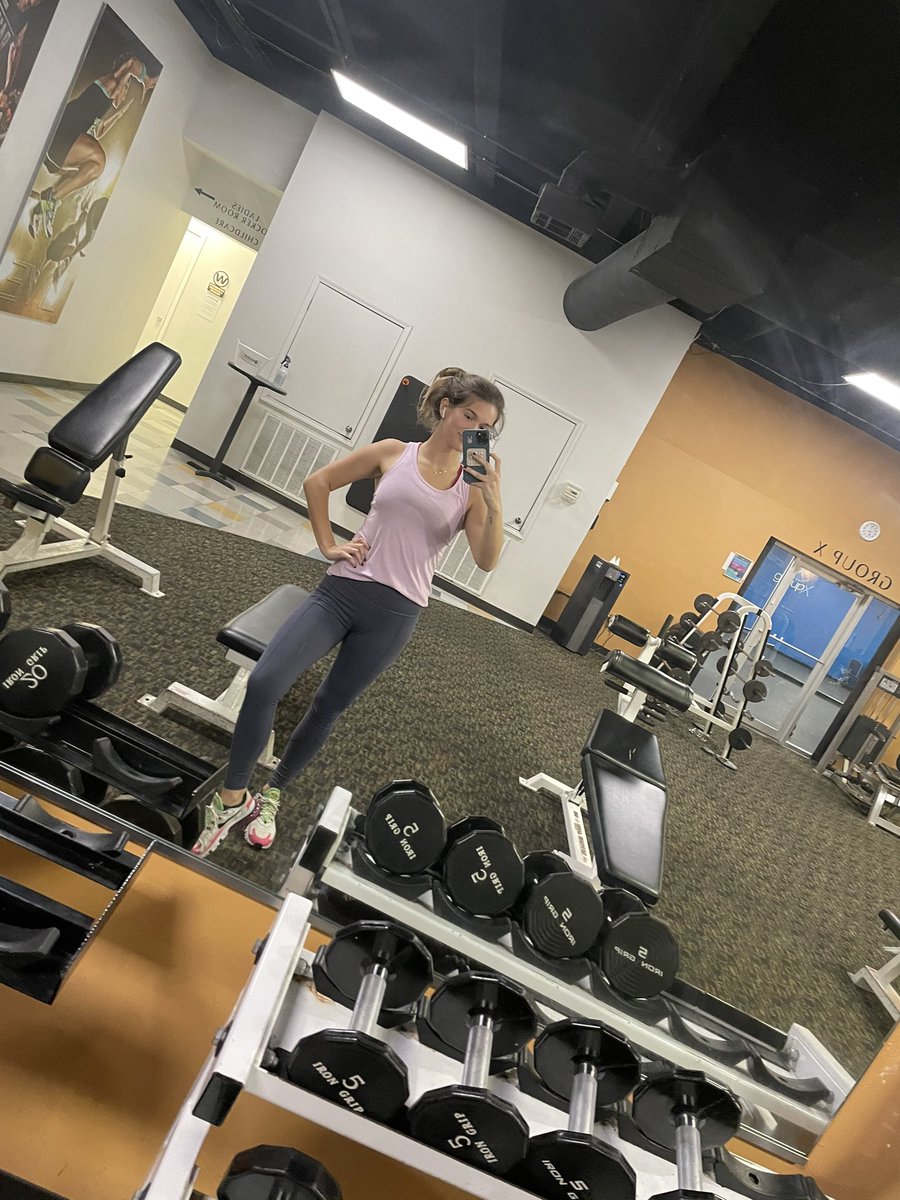 victoria_kenn's tweet photo. This isn’t something that I normally do, but here are my 6 week progress pics :) I’ve never made it this far with a workout plan so I’m proud of myself🙈 my lbs remain the same, but my muscle definition is becoming more prominent & the inches are going down! #ScrewTheScale 💪🏼🍑😜 https://t.co/tiOGiG4tmR