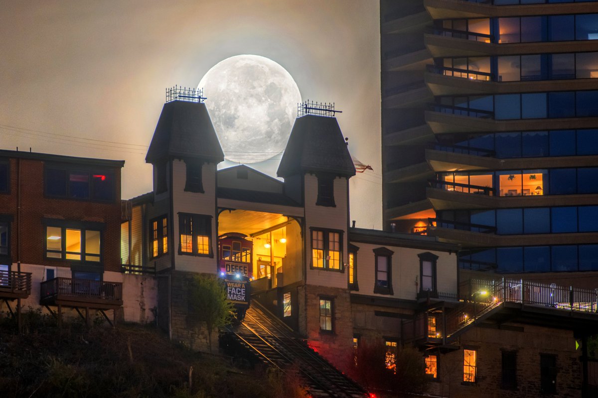 DaveDiCello's tweet image. Before you ask: yes, this is real. I headed into #Pittsburgh this morning with the goal of shooting the full moon setting behind the Duquesne Incline, and it couldn't have worked out much better. There was a thin layer of clouds giving the entire sky a beautiful, eerie glow.