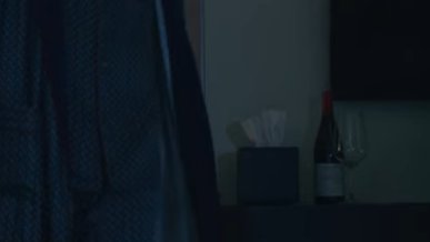[ALL STARTED HERE]Going back to see ep 1 looking at the details, it is possible to see in this scene two bottles and I in my mind * likes to drink a lot * and that's when everything made sense, then I asked myself, what does he drink? and that's why he came to do this #Vincenzo