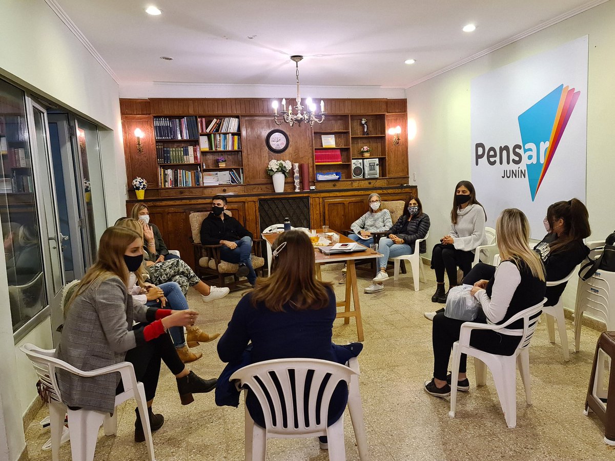 JuninPensar's tweet photo. Avanzan los proyectos en la Fundación Pensar Junín. 

Un gran equipo trabajando por la comunidad 💪 #Educación #Cultura #Junín https://t.co/eH7eQ0UY3u