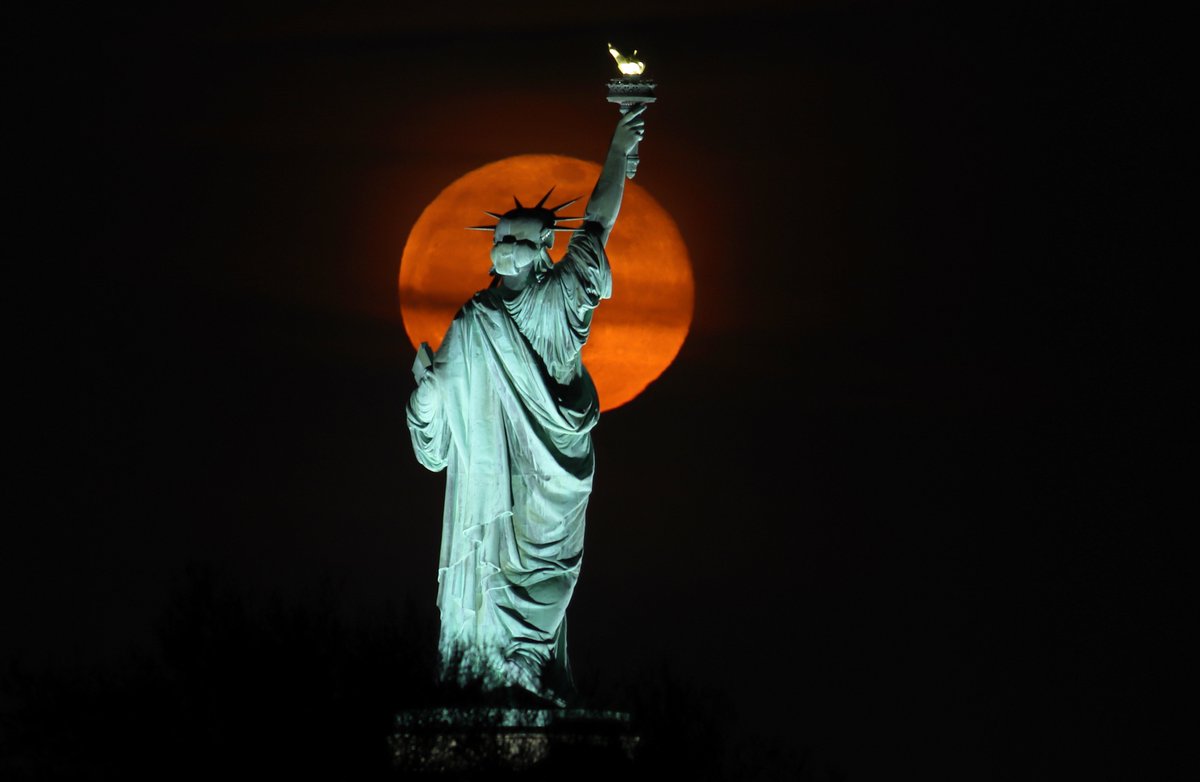 Some others of Tuesday evenings Pink Moon rising behind the Statue of Liberty in New York City #newyork #newyorkcity #nyc #pinkmoon #moon #SuperPinkMoon