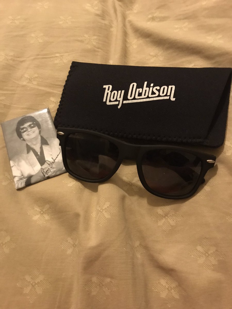 ThomasE_Kearney's tweet photo. My new @ROYORBISON sunglasses arrived and they came with a free refrigerator magnet. I need to have a professional photo taken of me in those shades that could be on a magazine you find in the grocery store checkout line. #OnlyTheLonely #YouGotIt #PrettyWoman #Crying #OobyDooby https://t.co/ABfPn5ZgdP