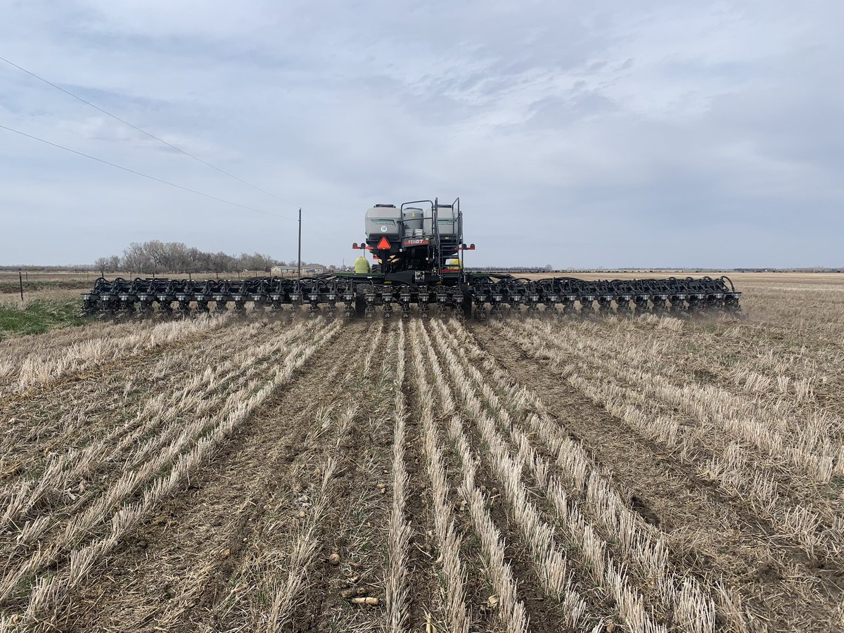 ChetEdinger's tweet photo. The guys from @AGCOcorp &amp; @butlermachinery were out today to finish up the prep &amp; help set our new #FendtMomentum planter. I’d say they got it dialed in. 
Perfect conditions in Davison County, SD for #plant21 https://t.co/h8Unf6s8Hu