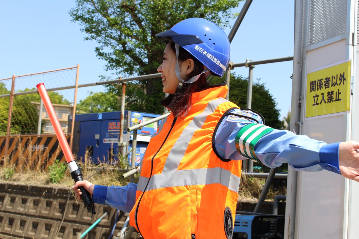 EGcQ2rEQ9Q2OkjA's tweet photo. 現場社員に空調服を貸与しました。
これから暑くなるので、熱中症に注意していきます。
#空調服
#熱中症 
#熱中症対策 https://t.co/x9iviyf7q9
