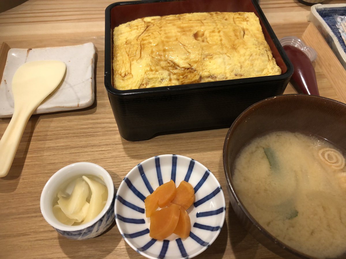 Kurep まだ宮島の余韻に浸っています 出しそびれたけど みこと屋 の黄金穴子 重 めっちゃ美味しかった ふわふわのだし巻き玉子の下に 柔らかくて皮目が香ばしい穴子が隠れています 飲める穴子重 これは待ってでも食べたい逸品です 宮島 Kurep まだ宮島の余韻に浸っています 出しそびれたけど みこと屋 の黄金穴子 重 めっちゃ美味しかった ふわふわのだし巻き玉子の下に 柔らかくて皮目が香ばしい穴子が隠れています 飲める穴子重 これは待ってでも食べたい逸品です 宮島