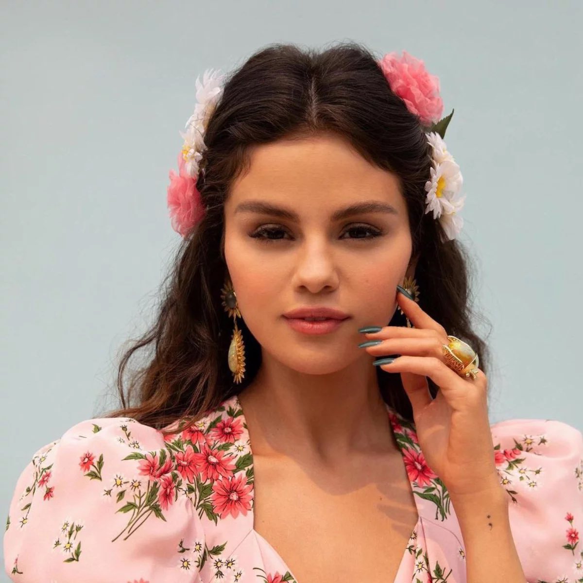 selmakesmerare's tweet photo. This pose should be called Selena Gomez https://t.co/RlV8ETR6Wt
