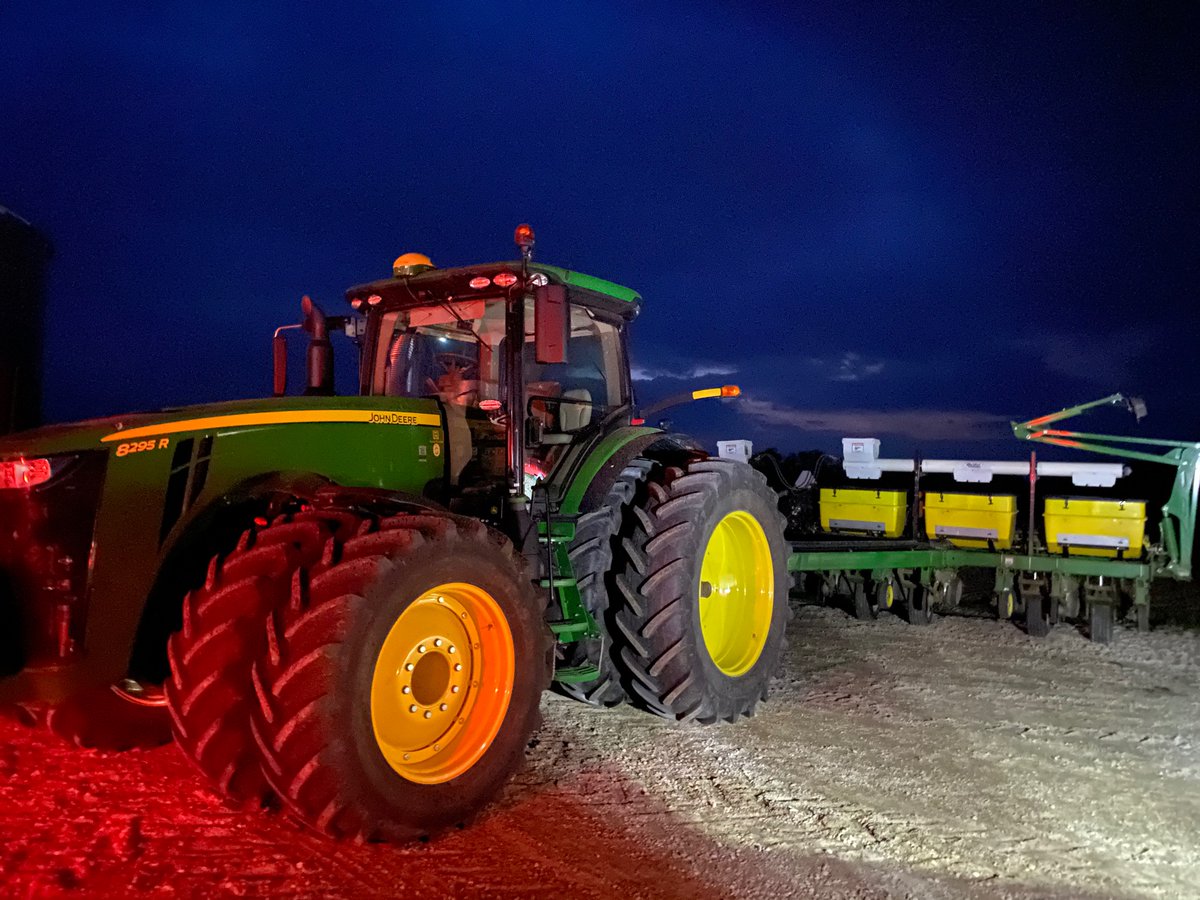 kowalsk11's tweet photo. Late night @FieldViewCanada & @DEKALB_Canada seeding rate script load up for when this keen unit rolls again ๐๐ฝ๐ #plant21 #morecorn https://t.co/NlmI5WnEYi