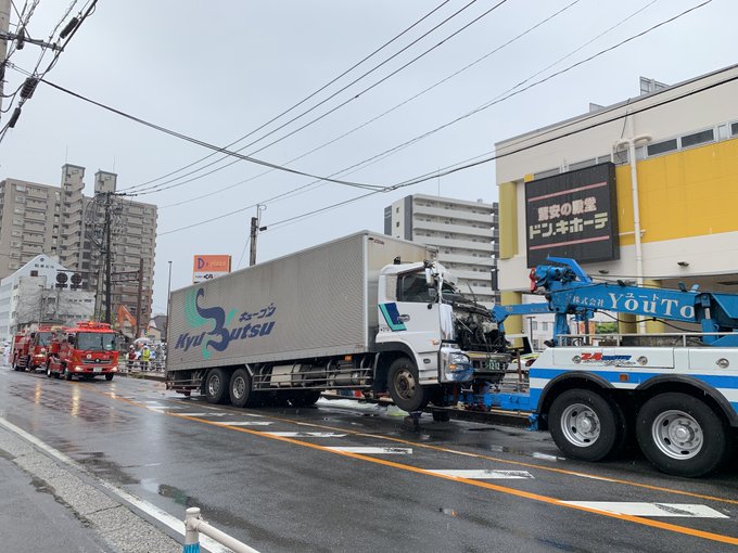 事故 大分市新川町付近で大型車が信号なぎ倒す事故 現地の画像まとめ 新川の交差点で事故 まとめダネ 事故 大分市新川町付近で大型車が信号なぎ倒す事故 現地の画像まとめ 新川の交差点で事故 まとめダネ