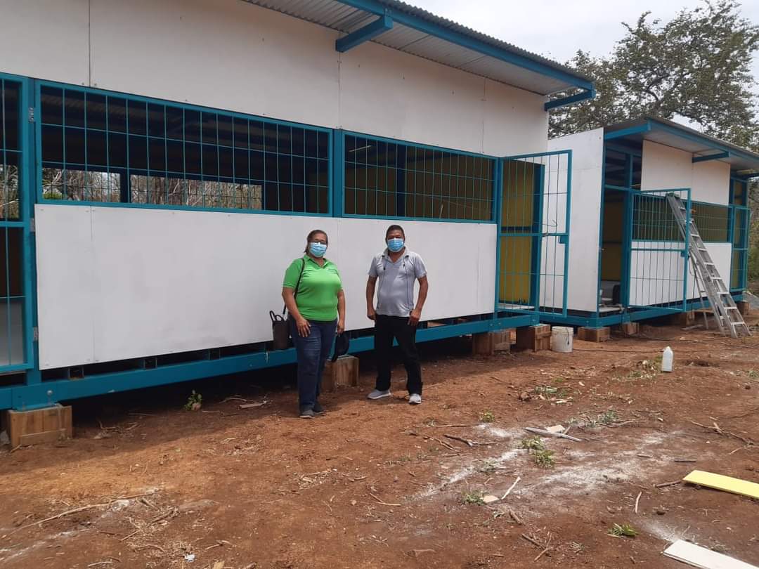 CarazoD's tweet photo. #EnVictoriasEducativas autoridades del @minednicaragua en #Carazo brindan acompañamiento a familias de la piñuela en #SantaTeresa quienes  fueron afectados  ante el #HuracanIota en donde se construyen aulas móviles #LaPazEsElCaminoDaniel2021 https://t.co/wStZZRGwb2