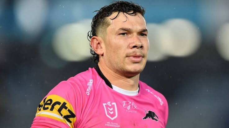 voluntarytackle's tweet photo. I really think Penrith Panthersโ 2020 side will have a good year with the Bulldogs in 2022. #BazTheTraitor #NRL #OffTheBus https://t.co/RaF1MF7REB