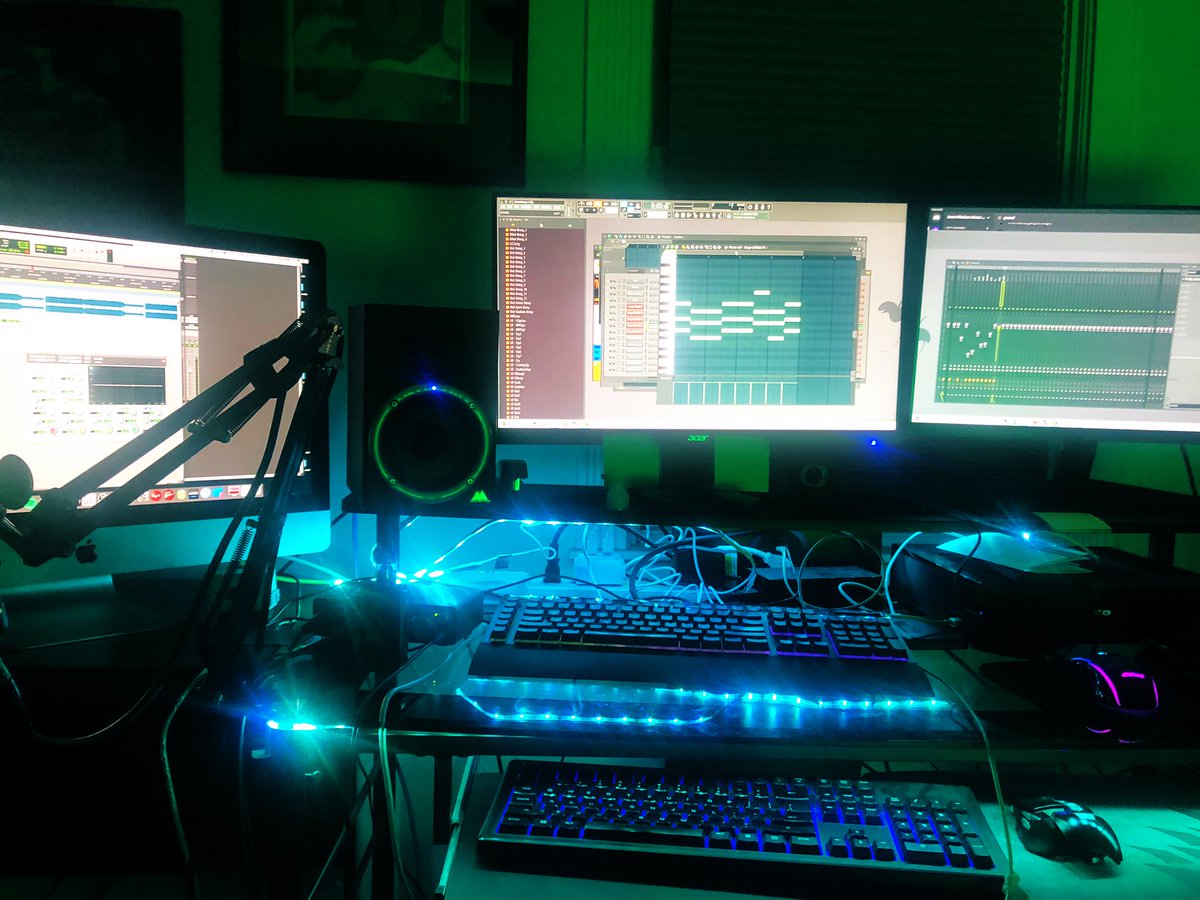 JesseCWilkins's tweet image. Some tunes this evening ... don’t mind my disastrous cable management 🎵🎵