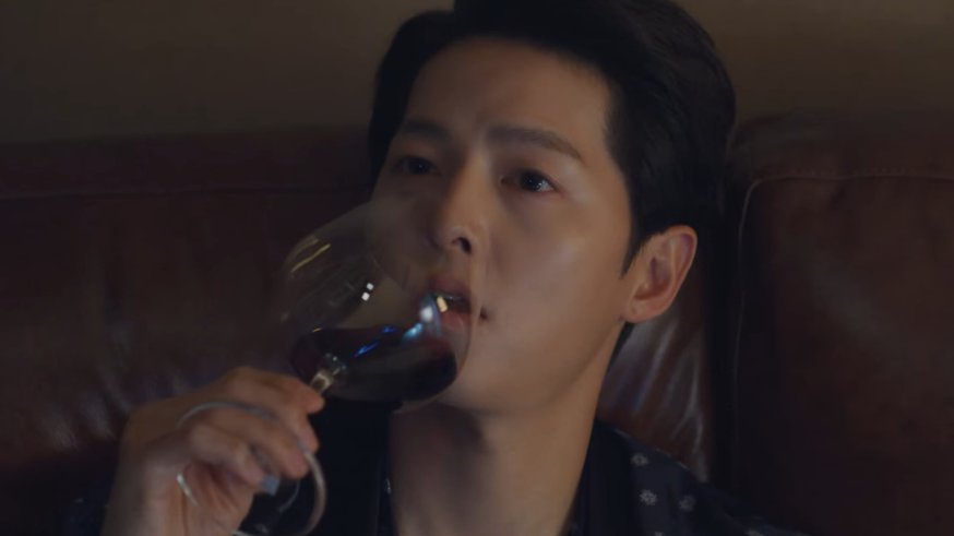 Ep 4 gives us a metaphor of this he says ¨If I am evil it is because of you ¨ and proceeds to drink the wine.he does this because he does not want to lower his guard and help CHBECAUSE IT'S ALREADY TIED, let's go to the next scene #Vincenzo