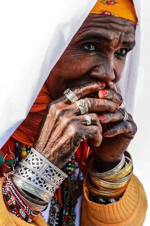 There are rings that represent different localities, like the “drum” or “dome” rings (خاتم الطبل والقبة). A distinguished ring called ma7bas (المحبس) is made of silver/copper. Bracelets are made of pure silver & Tuatiyas stack them - just as long as they’re an odd number in total