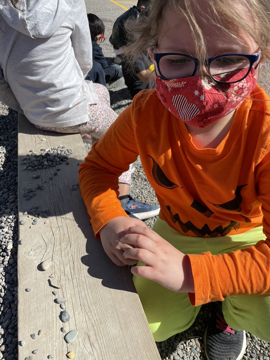 chanmsarah's tweet image. It was another beautiful day, so we went outside to find patterns in nature and to created some on our own! @c_dang6 #kindergarten #jumpmath #math #WeAreCBE