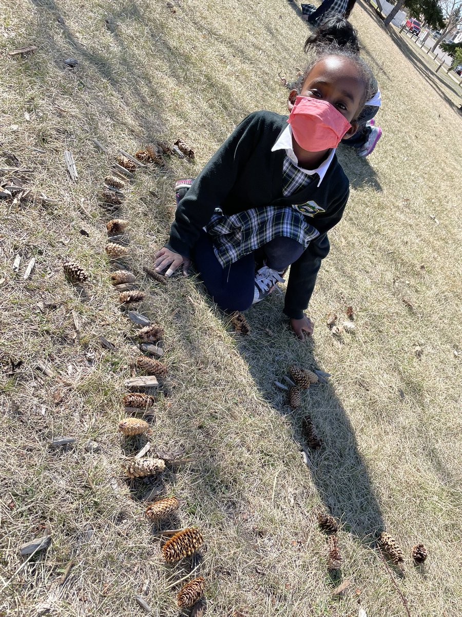 chanmsarah's tweet image. It was another beautiful day, so we went outside to find patterns in nature and to created some on our own! @c_dang6 #kindergarten #jumpmath #math #WeAreCBE