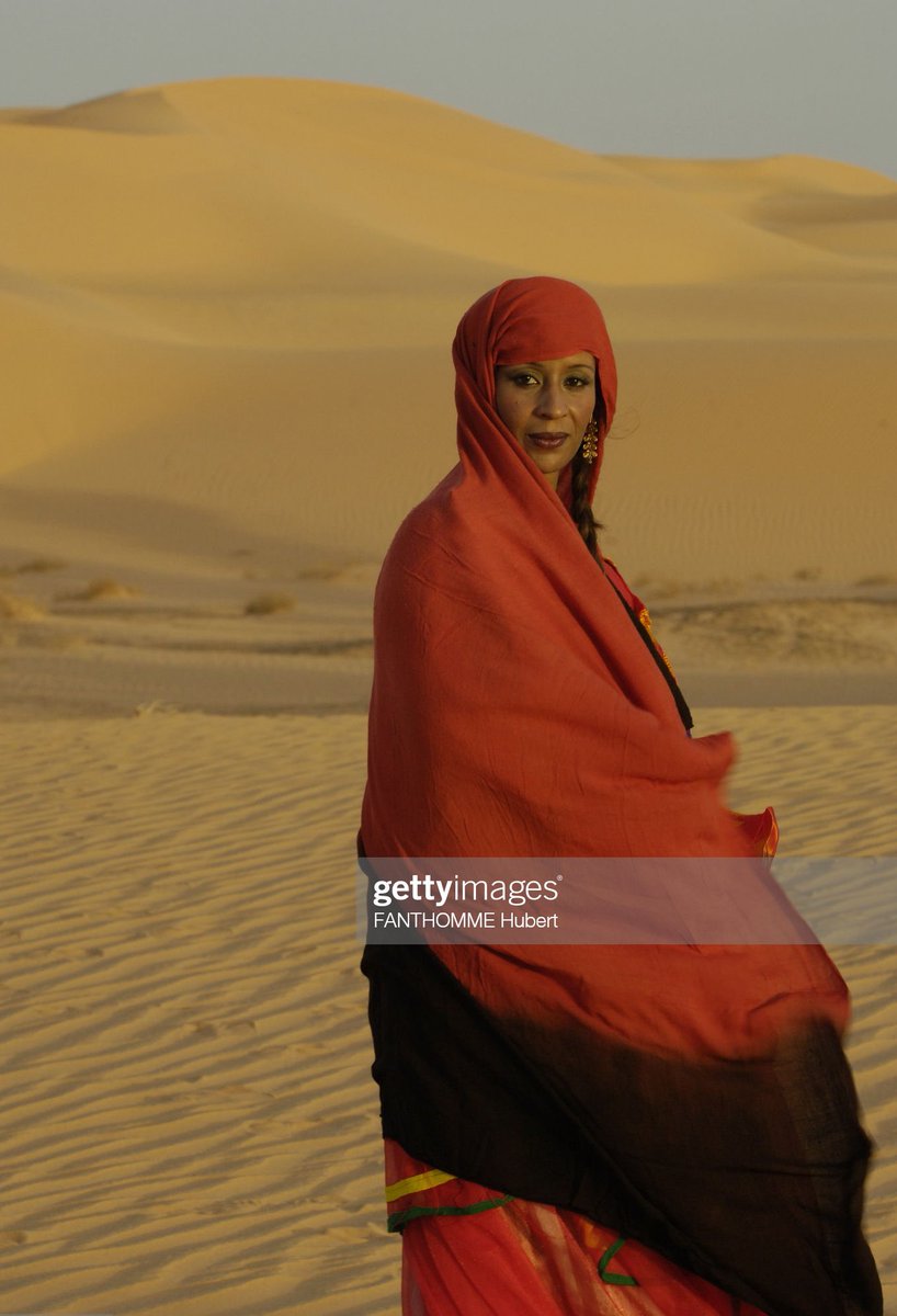 In Timimun/Gurara women wear the mele7fa instead of the jawali, and it is only fitting that a place nicknamed “Red Oasis” for its red architecture has a mele7fa to match - making the Mzab not the only region to use this dye for its clothing traditions.