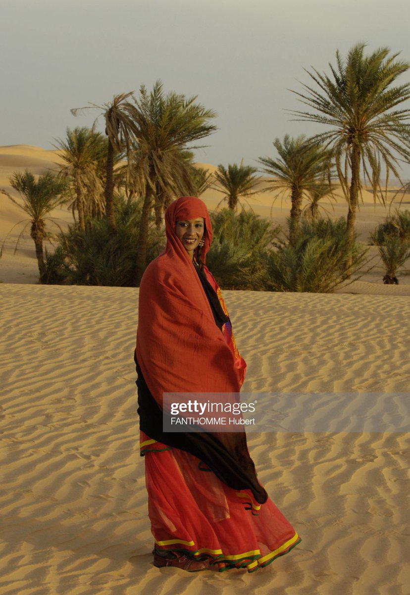 In Timimun/Gurara women wear the mele7fa instead of the jawali, and it is only fitting that a place nicknamed “Red Oasis” for its red architecture has a mele7fa to match - making the Mzab not the only region to use this dye for its clothing traditions.