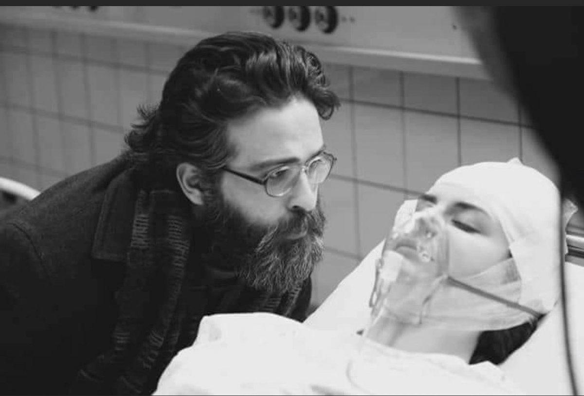 لم أرَ نظرات الحُب الحقيقية إلا على عتبات المقابر والمستشفيات ،
نحن أُناسٌ لا نتذكر من نحبهم إلا في النهاية ..! "

__فيودور دوستويفسكي