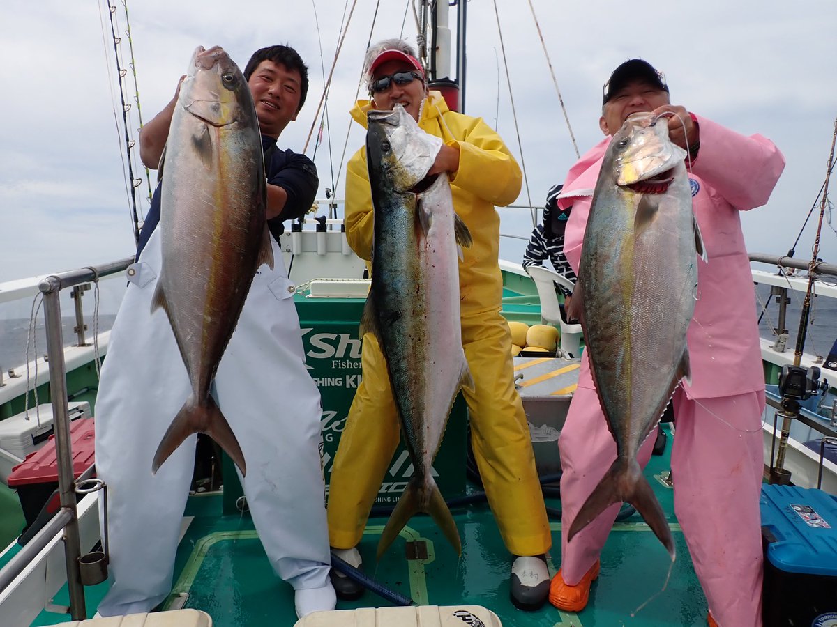 伊豆とび島丸 銭洲極上カンパチ 好調です ルアーでもナイスサイズ10kgオーバー出てますよ 巨大ヒラマサ2本 カンパチ0 2計7本 ウメイロ トップ40枚以上 ハリス60号ぶっちぎれ 詳しくは渋谷サンゴ堂須藤店長まで 連休後半 気合い入れます